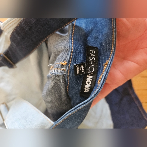 Super cute Fashion Nova denim shortalls - Picture 6 of 7